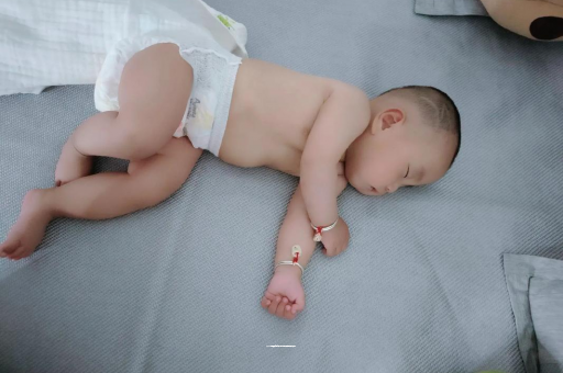伊犁哈萨克三个月宝宝抬头不稳